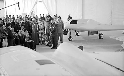 　哈梅內伊（中）11日參觀伊朗版RQ-170無人機。