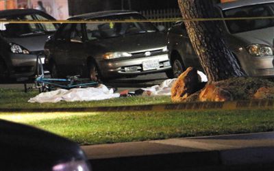 5月23日在美國加州大學圣巴巴拉分校附近的槍擊現(xiàn)場拍攝的死者遺體。