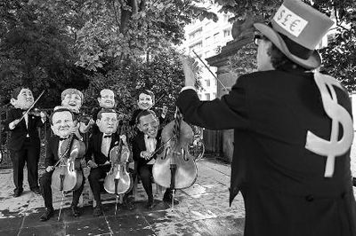 4日在布魯塞爾，非政府組織『樂(lè)施會(huì)』成員戴著七國(guó)首腦面具演奏名曲《錢(qián)錢(qián)》，批評(píng)七國(guó)政策導(dǎo)致全球貧富差