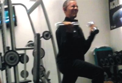 奧巴馬舉啞鈴時(shí)“不注意形象的表情”。