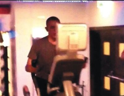 酒店健身中心，橢圓機(jī)上鍛煉的奧巴馬。