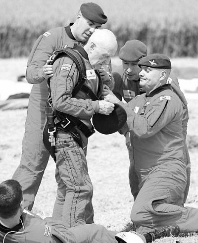 89歲的赫頓再次于70年前同一地點參加雙人跳傘。