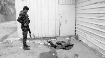 7月13日，伊拉克巴格達(dá)，警察在發(fā)生槍殺案的現(xiàn)場勘察。