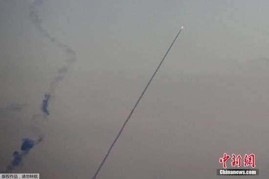 當(dāng)?shù)貢r間2014年7月13日，以色列斯德洛特，從加沙地帶飛往以色列境內(nèi)的導(dǎo)彈劃破夜空。