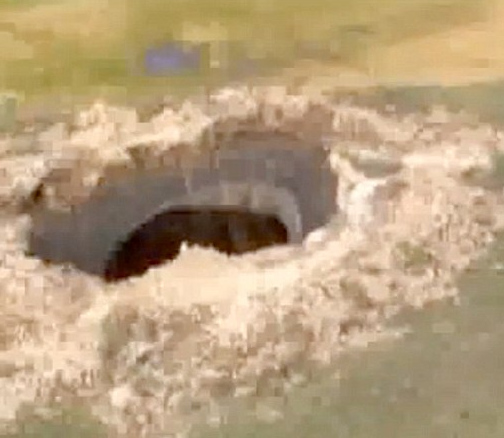 俄羅斯發(fā)現(xiàn)長約80米巨坑外界猜測系外星人所為 俄羅斯發(fā)現(xiàn)長約80米巨坑外界猜測系外星人所為