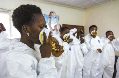 9月18日，塞拉利昂護(hù)士接受使用埃博拉防護(hù)裝備培訓(xùn)。新華社發(fā)