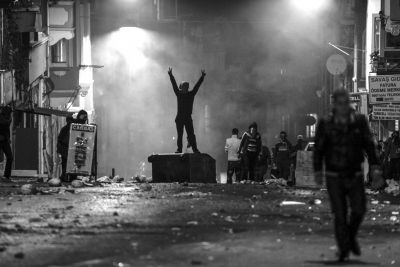 　10月8日，在土耳其伊斯坦布爾，同情難民遭遇的庫爾德人進(jìn)行游行示威，指責(zé)政府應(yīng)對“伊斯蘭國”武裝不