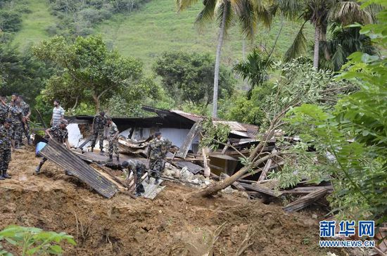 10月29日，斯里蘭卡救援部隊抵達山體滑坡災區(qū)展開救援。