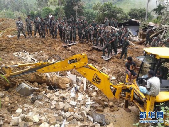 　10月29日，斯里蘭卡救援部隊抵達山體滑坡災區(qū)展開救援。