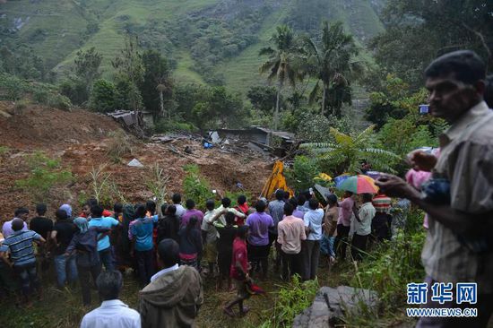 這張10月29日拍攝的照片顯示斯里蘭卡中部山體滑坡中幸存村民們正在被疏散。