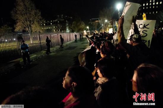 美國(guó)白宮前擠滿了抗議槍殺黑人青年的白人警察免遭起訴案件的美國(guó)民眾。