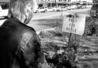 2月10日，美國(guó)亞利桑那州，民眾獻(xiàn)花悼念遇難的美國(guó)人質(zhì)米勒。圖/東方IC