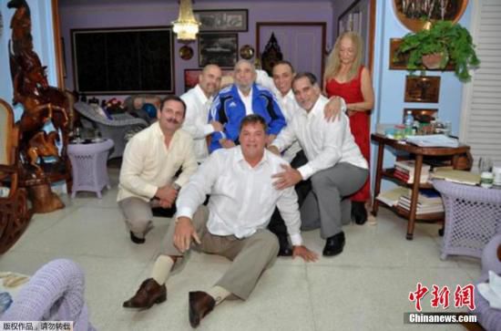 當(dāng)?shù)貢r(shí)間2015年2月28日，古巴哈瓦那，古巴前領(lǐng)導(dǎo)人菲德爾·卡斯特羅接見被美國釋放的5名間諜合影。