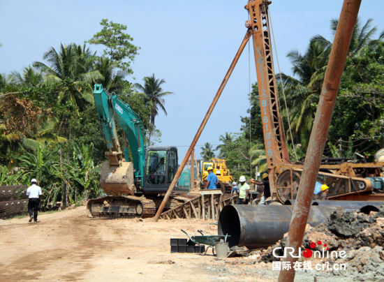 　斯里蘭卡南部鐵路項目施工現(xiàn)場。一臺打樁機(jī)正在進(jìn)行鐵路橋橋墩作業(yè)。(攝影：孫洋)