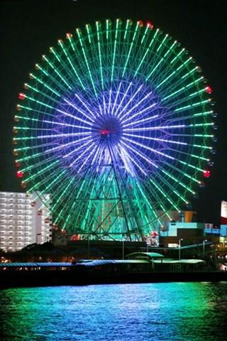 直徑100米的摩天輪上映出多種花式圖案。