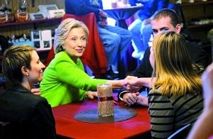 在宣傳片中，希拉里熱情地與三名“普通美國(guó)人”交談。