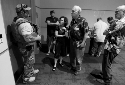 　5月3日，警察在案發(fā)后暫時阻止與會者離開展覽。