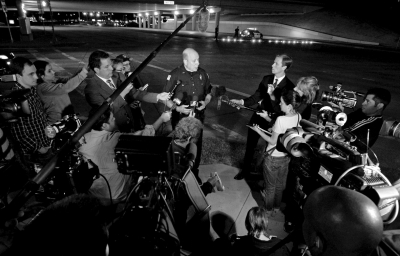 警方發(fā)言人接受記者采訪。