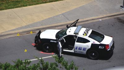 被槍手擊中的警車。新華社發(fā)