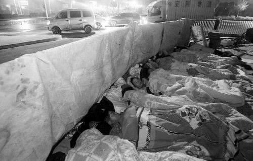 在寒冷的冬夜，為了能省點錢，方便接活，民工們?nèi)运跇蛳隆? complete=