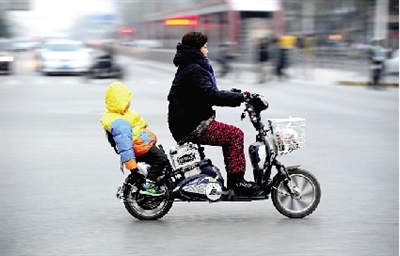 昨日下午，隴海西路桐柏路口，紅燈亮起的瞬間一輛電動車闖過路口。