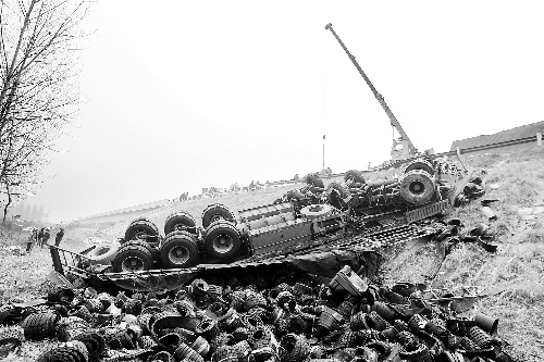 　一輛貨車沖開護欄翻下高速，輪胎散落一旁