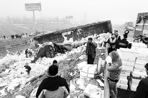　京港澳高速長葛段，又一輛拉蔬菜的車翻在路邊