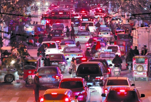 昨晚11點，二七廣場仍較擁堵。圖為東太康路在擁堵中。