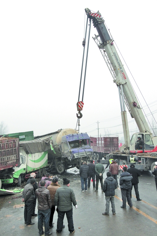 下坡濕滑 107國(guó)道新鄭盧家橋不下20輛車發(fā)生碰撞 下坡濕滑 107國(guó)道新鄭盧家橋不下20輛車發(fā)生碰撞