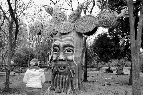 2月5日，游人在鄭州市人民公園內(nèi)欣賞一個(gè)由廢舊塑料瓶做裝飾的造型花燈。記者 王 錚 攝