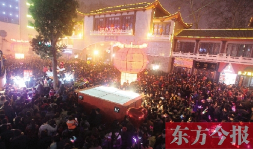 人們出門(mén)熱情不減 元宵燈展紅火依舊 人們出門(mén)熱情不減 元宵燈展紅火依舊