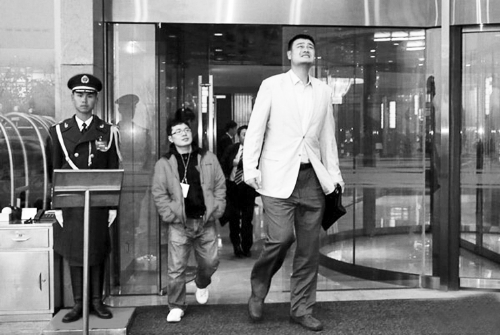 霧霾未散沙塵又至 一出門來(lái)滿臉沙 霧霾未散沙塵又至 一出門來(lái)滿臉沙