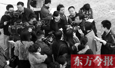 經(jīng)適房“下課”，公租房的申請、租金等備受關(guān)注，圖為鄭州市房管局規(guī)劃和住房保障處處長馮榮智被媒體記者“