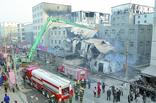 風助火勢，6座相鄰的居民樓加建的板房樓陸續(xù)被大火引燃。