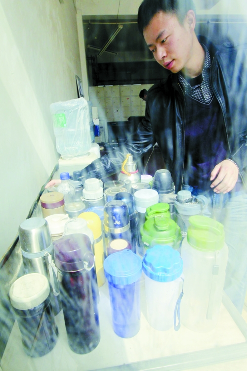 怕堵在路上，公交司機(jī)不敢喝水，把杯子放在了調(diào)度室