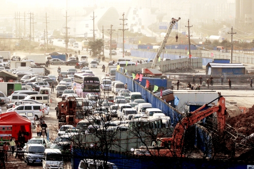 昨日上午，京廣路與南三環(huán)交叉口附近堵成了一鍋粥