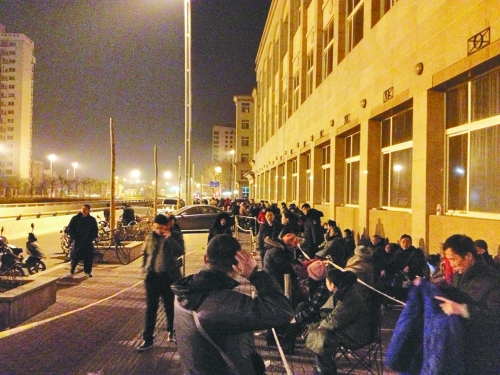 鄭州:500多人坐街頭排號選房 工作人員承認(rèn)工作不足 鄭州:500多人坐街頭排號選房 工作人員承認(rèn)工作不足