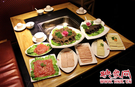 巴奴毛肚火鍋主打的就是半份的菜品。例如這個(gè)巴奴毛肚，整份的是42元，而半份只要21元，既便宜又實(shí)惠。