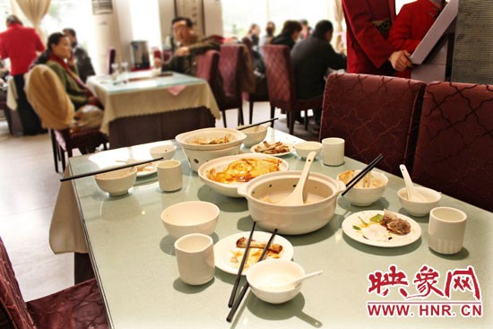 3月22日，阿五美食英協(xié)路店幾位顧客用完餐后，盤子里的食物所剩無幾。