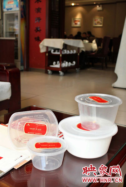 阿五美食英協(xié)路店為顧客提供的各種大小的打包餐盒。