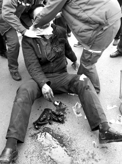 醫(yī)護人員在對傷者實施緊急搶救（網友供圖）