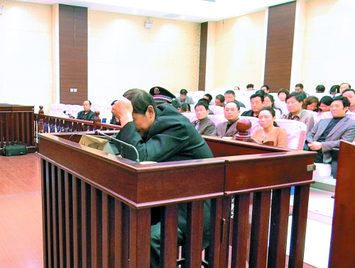 庭審中，楊某一直沒(méi)有抬頭。