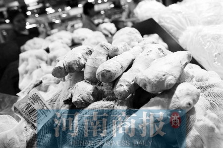 鄭州各商場(chǎng)開始普查山東生姜 記者 王春勝/攝 鄭州各商場(chǎng)開始普查山東生姜 記者 王春勝/攝