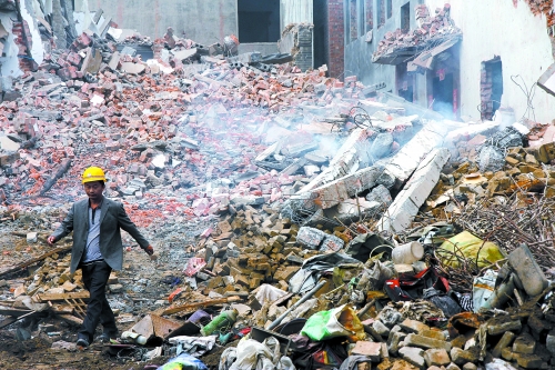 一座清朝老宅被一把火燒成了灰燼。透過青煙，才能看到它曾存在過的痕跡