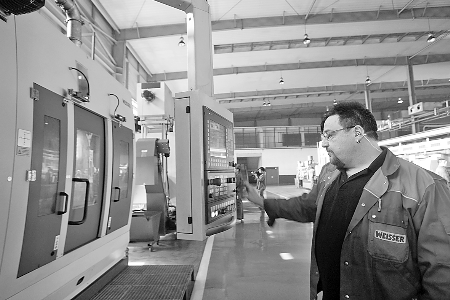 　　▲5月7日，來(lái)自德國(guó)的專家正在中原內(nèi)配股份有限公司的生產(chǎn)線上調(diào)試設(shè)備。