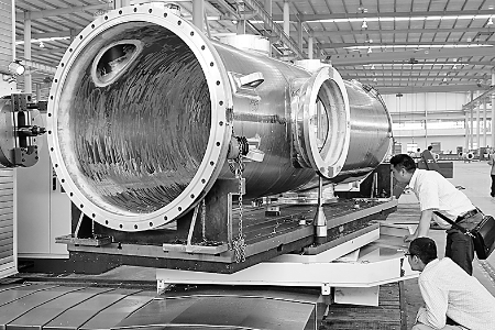 ▲5月6日，河南飛宇實(shí)業(yè)有限公司的技術(shù)人員正在調(diào)試設(shè)備，準(zhǔn)備試生產(chǎn)。