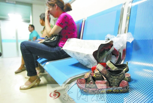 7歲男孩去廁所被“精神病”大男孩捅十多刀,孩子父母和孩子姥姥在手術(shù)室前痛哭。孩子的涼鞋上全是血跡。