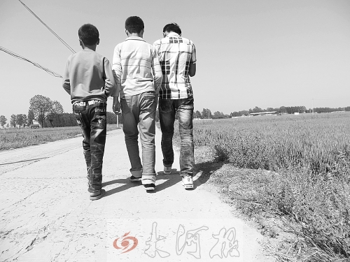 親眼目睹小伙伴在自己面前慘遭橫禍,三個(gè)孩子變得異常沉默。