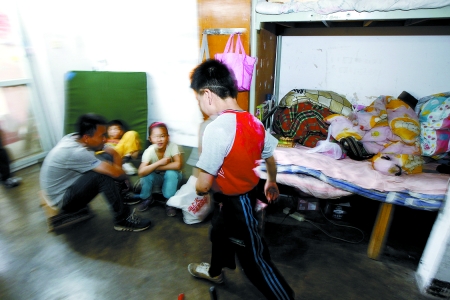 孩子們住在這里，沒有上學(xué)，大部分時(shí)間是練功，出去表演