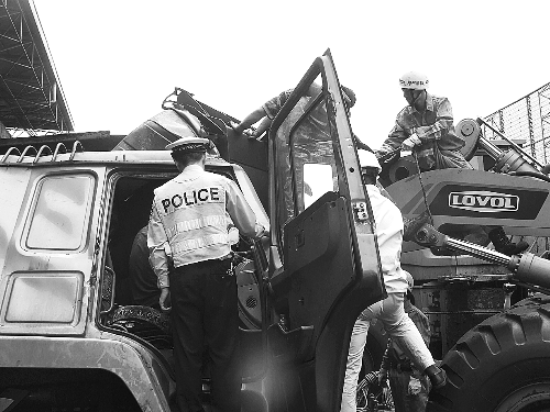 　　調(diào)來鏟車，幫忙救人。